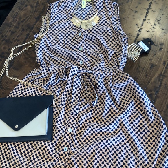 Francesca's Collections Dresses & Skirts - 👗Heart patterned buttoned down dress